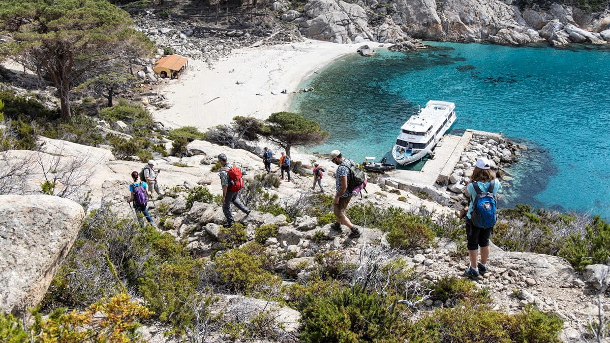 Escursionisti nei pressi dell’approdo di Cala Maestra all’isola di Montecristo