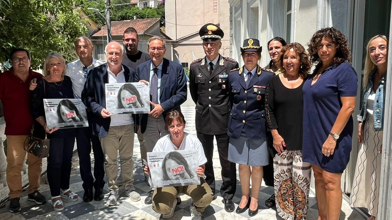La presentazione della nuova campagna anti violenza lanciata dal centro, dall’associazione Le Sabine e dal Comune di Montignoso