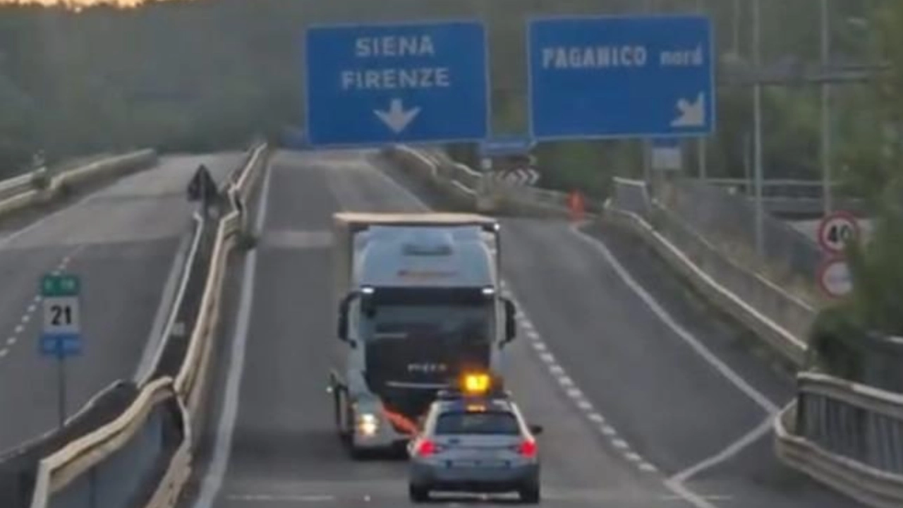 Il tir contromano sulla Senese e l'intervento della polizia stradale Il tir contromano sulla Senese e l'intervento della polizia stradale