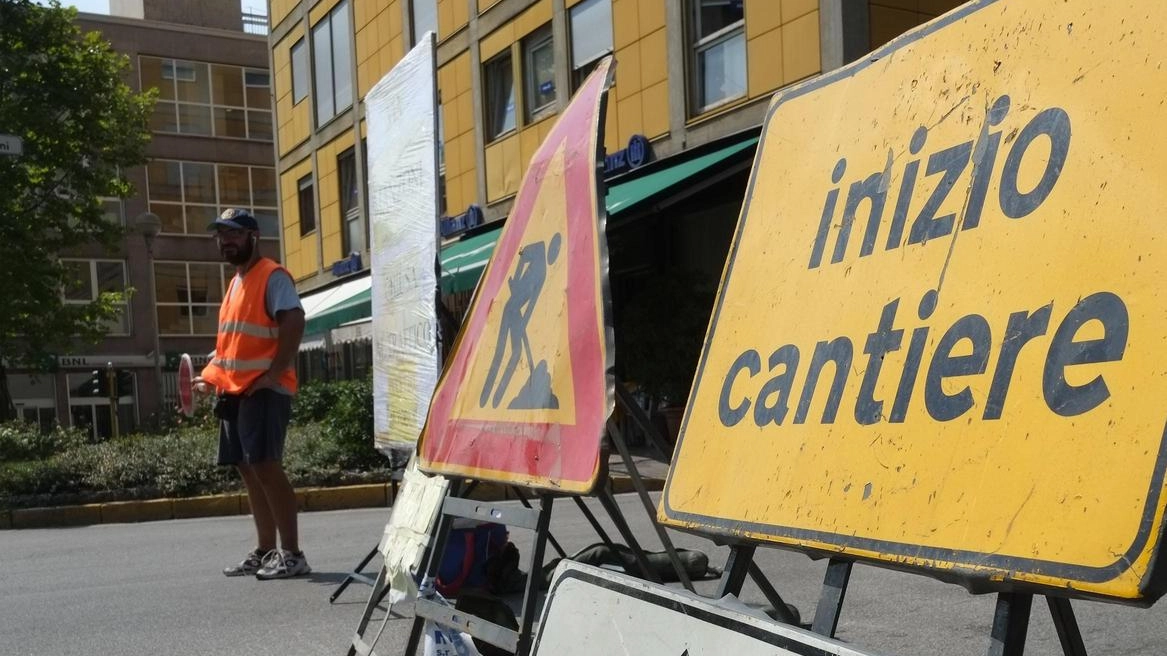 Al via i cantieri per il rifacimento dei marciapiedi in città (foto d’archivio) Al via i cantieri per il rifacimento dei marciapiedi in città (foto d’archivio)