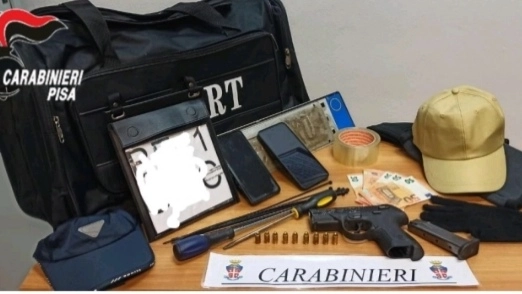 I carabinieri hanno sequestrato passamontagna e pistola