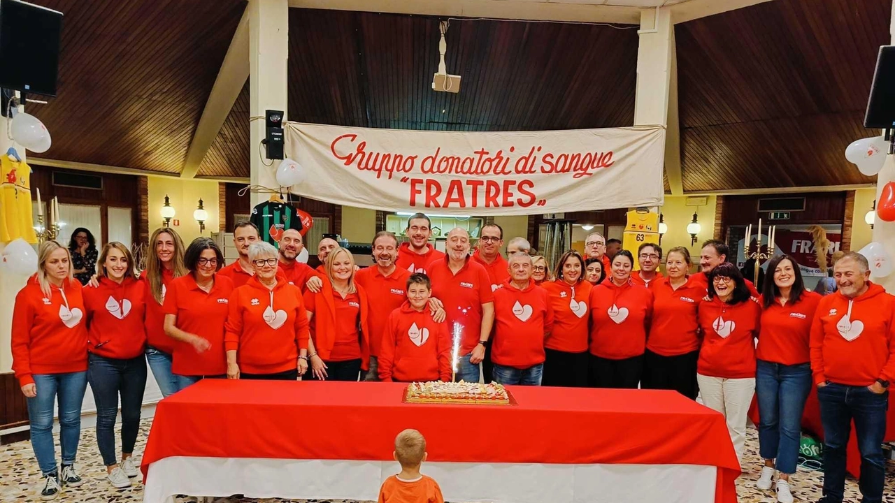 Nuovo presidente del gruppo Fratres di San Gimignano. Nella carica è adesso Fabrizio Nencini, al centro della foto scattata alla conviviale di Boscotondo Nuovo presidente del gruppo Fratres di San Gimignano. Nella carica è adesso Fabrizio Nencini, al centro della foto scattata alla conviviale di Boscotondo