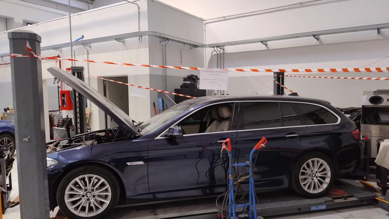 Un'auto nell'autofficina abusiva Un'auto nell'autofficina abusiva