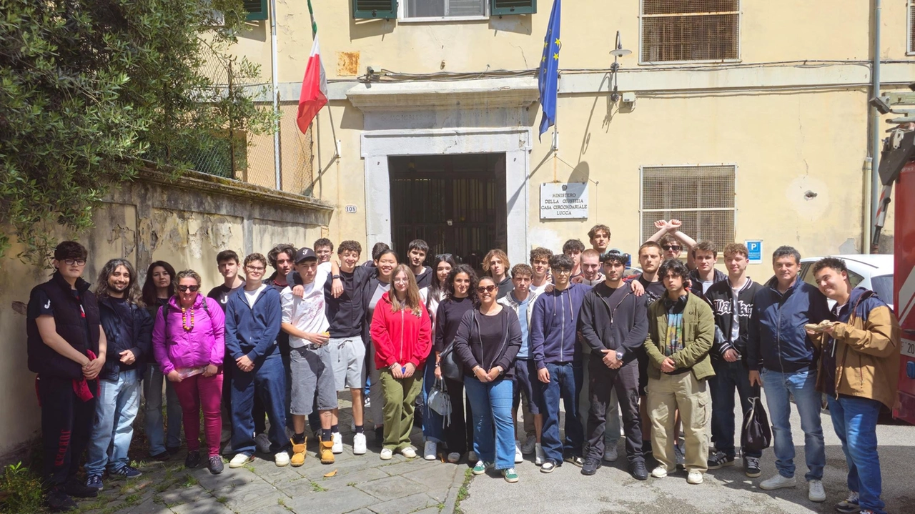Gli alunni della quinte «H» e «G» in visita al carcere San Giorgio di Lucca Gli alunni della quinte «H» e «G» in visita al carcere San Giorgio di Lucca