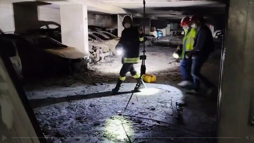 Tra le macchine distrutte: incendio nel parcheggio sotterraneo, scatta il sequestro
