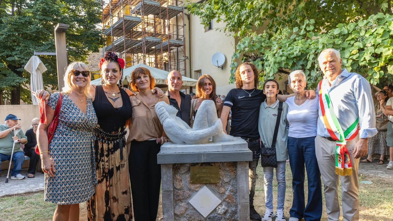 Camaiore ricorda Enrico Marchetti: inaugurata la statua “L’Indiano” al Giardino Murato Camaiore ricorda Enrico Marchetti: inaugurata la statua “L’Indiano” al Giardino Murato