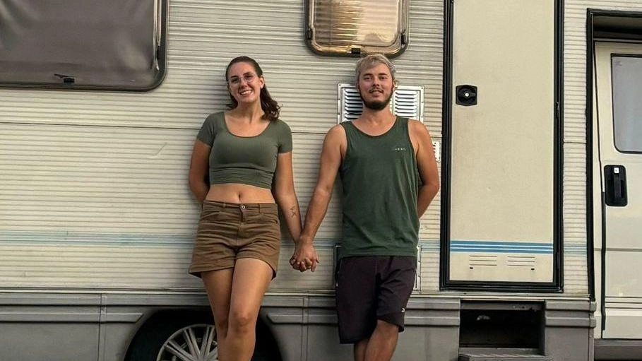 Fernando Cambruzzi. con la moglie Thayane davanti al camper dove vivono Fernando Cambruzzi. con la moglie Thayane davanti al camper dove vivono