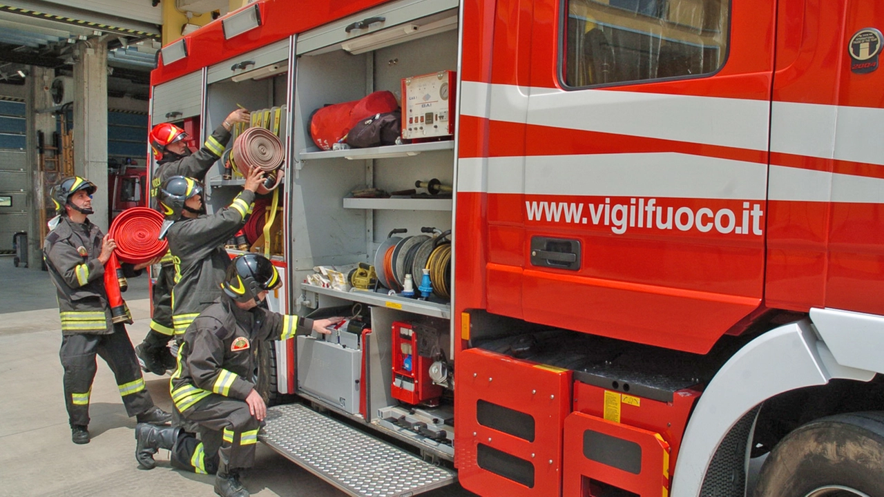 Sul posto i vigili del fuoco che stanno intervenendo per spegnere l'incendio (Foto di repertorio) Sul posto i vigili del fuoco che stanno intervenendo per spegnere l'incendio (Foto di repertorio)