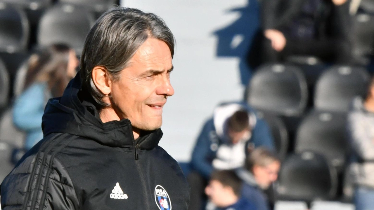 Il tecnico del Pisa Filippo Inzaghi mentre dirige la propria squadra Il tecnico del Pisa Filippo Inzaghi mentre dirige la propria squadra