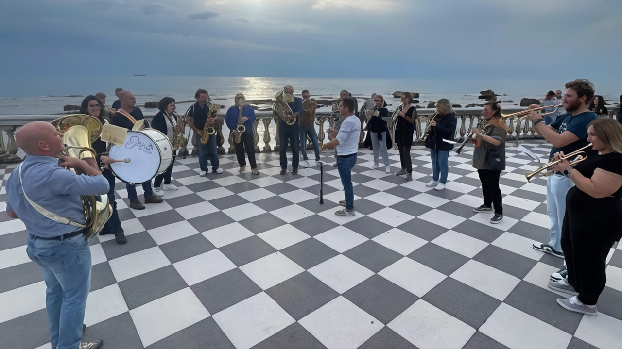 Mini concerto improvvisato della firlarmonica Verdi di Montegonzi in quello che è il luogo simbolo di Livorno, la Terrazza Mascagni Mini concerto improvvisato della firlarmonica Verdi di Montegonzi in quello che è il luogo simbolo di Livorno, la Terrazza Mascagni