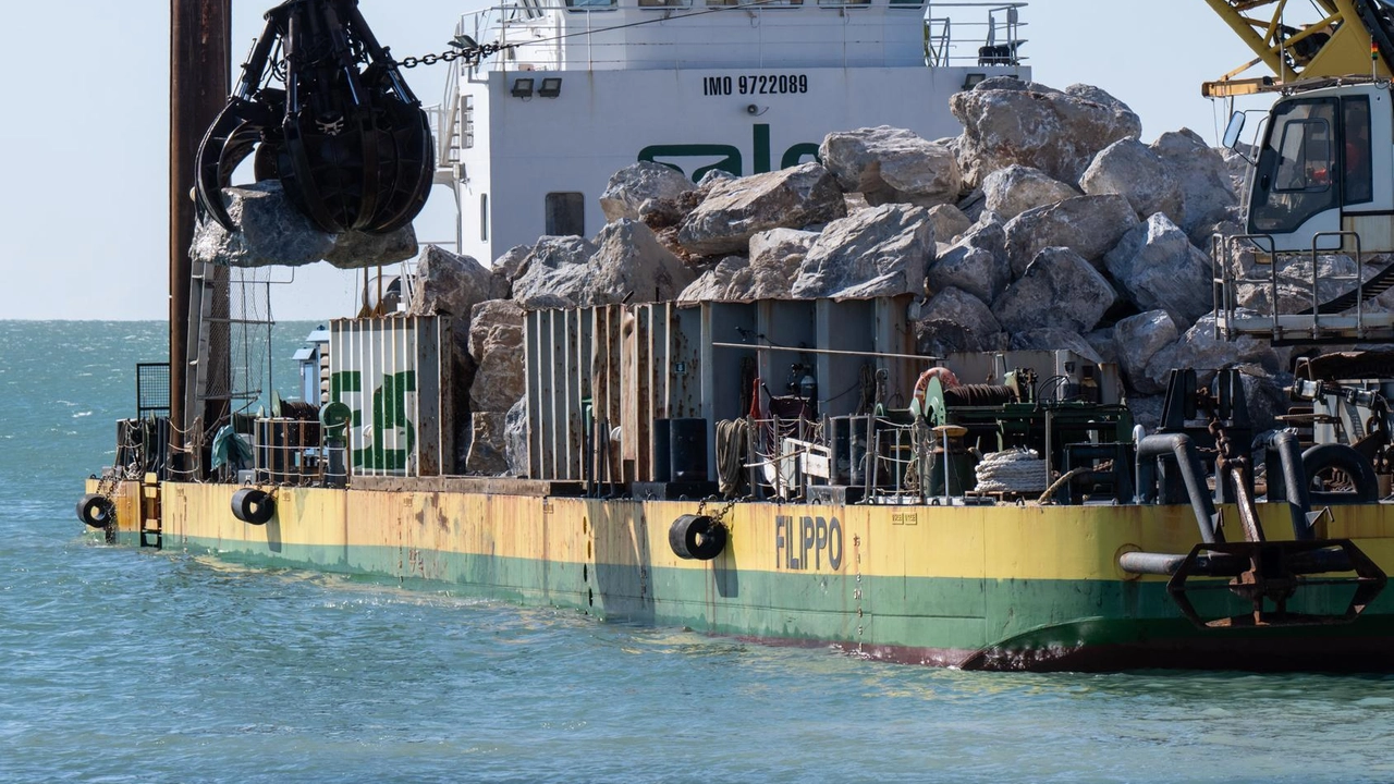 L’arrivo della nave e il cantiere alla Cella 4 Simona Rindi: «La chiatta ha già iniziato a lavorare» L’arrivo della nave e il cantiere alla Cella 4 Simona Rindi: «La chiatta ha già iniziato a lavorare»