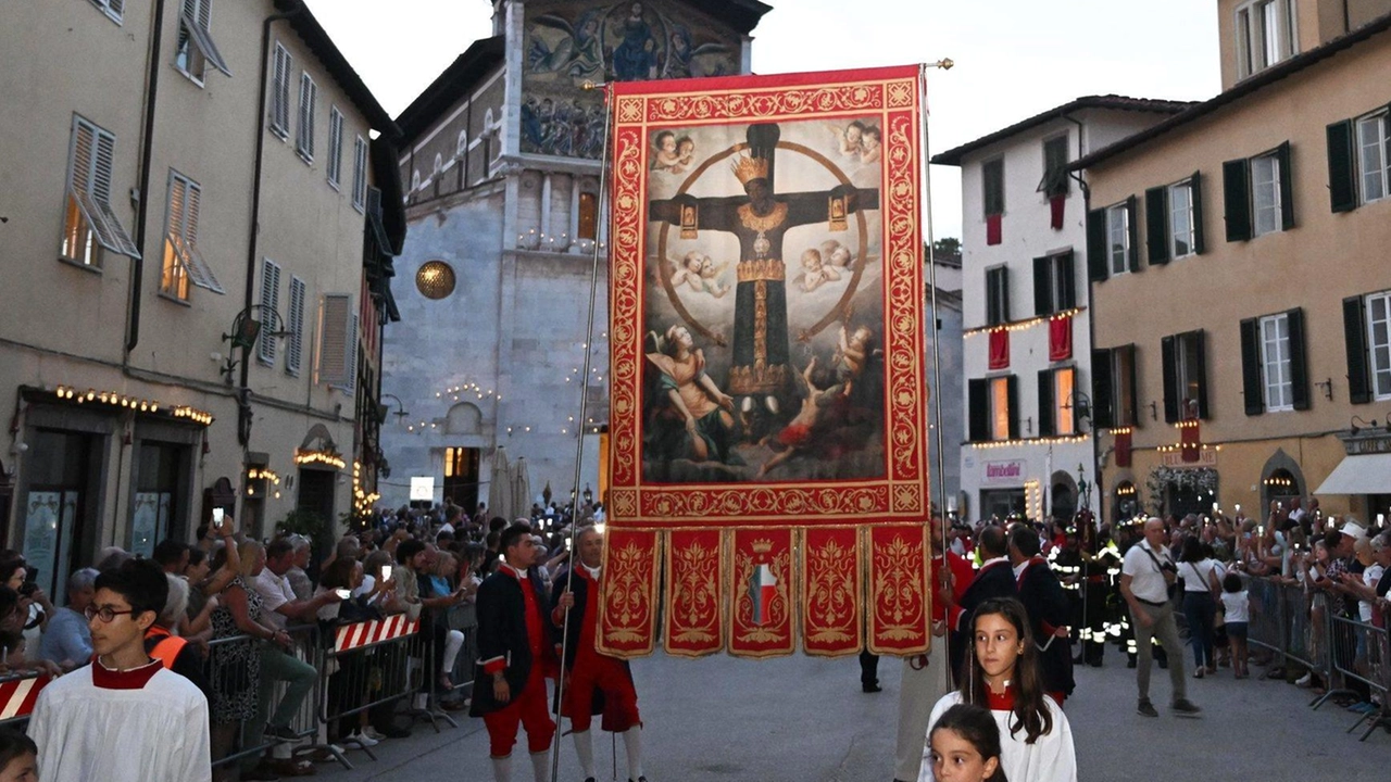 La processione del Volto Santo e in alto una processione del passato La processione del Volto Santo e in alto una processione del passato