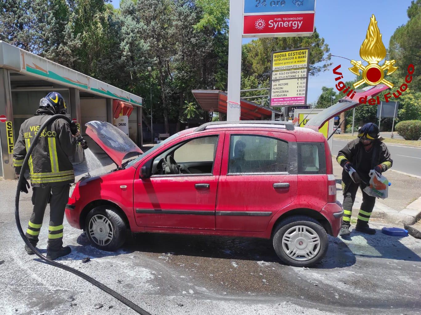 Auto a metano prende fuoco durante la marcia, il conducente si mette in salvo Auto a metano prende fuoco durante la marcia, il conducente si mette in salvo