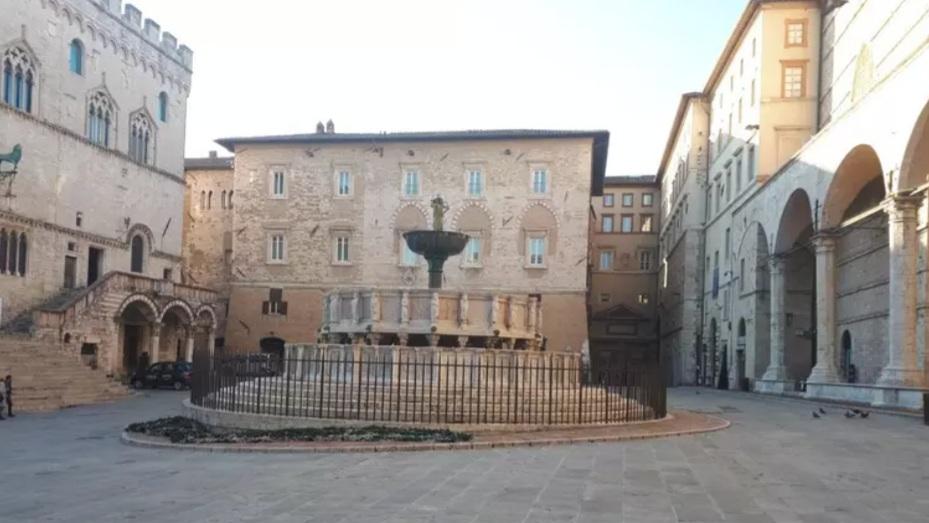 Perugia, la Fontana Maggiore usata come un wc: è caccia al responsabile. “Schiaffo alla città” Perugia, la Fontana Maggiore usata come un wc: è caccia al responsabile. “Schiaffo alla città”