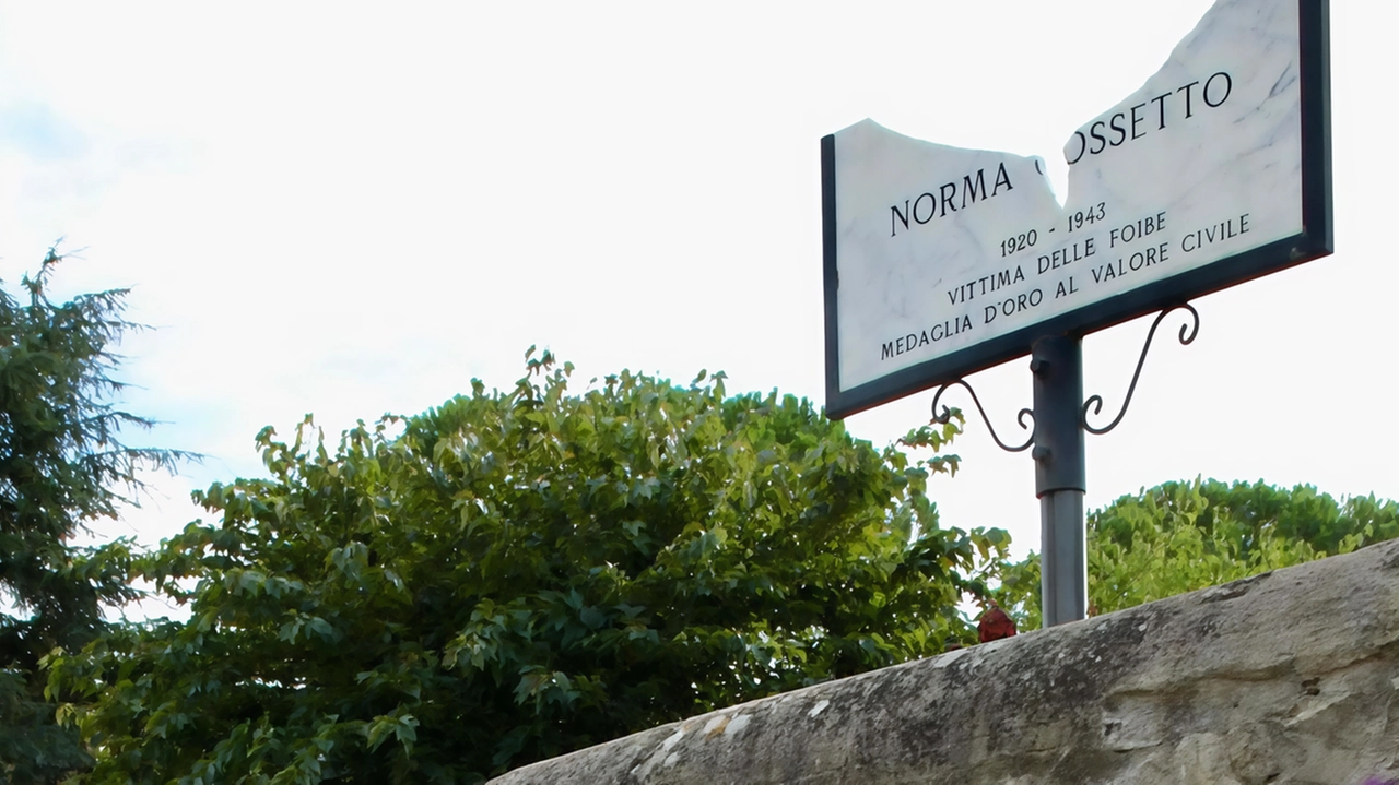 La targa vandalizzata La targa vandalizzata