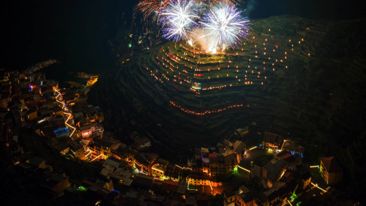 Una veduta aerea della Collina delle Tre Croci di Manarola sulla quale il giorno dell’Immacolata viene acceso il tradizionale presepe luminoso di Mario Andreoli Una veduta aerea della Collina delle Tre Croci di Manarola sulla quale il giorno dell’Immacolata viene acceso il tradizionale presepe luminoso di Mario Andreoli