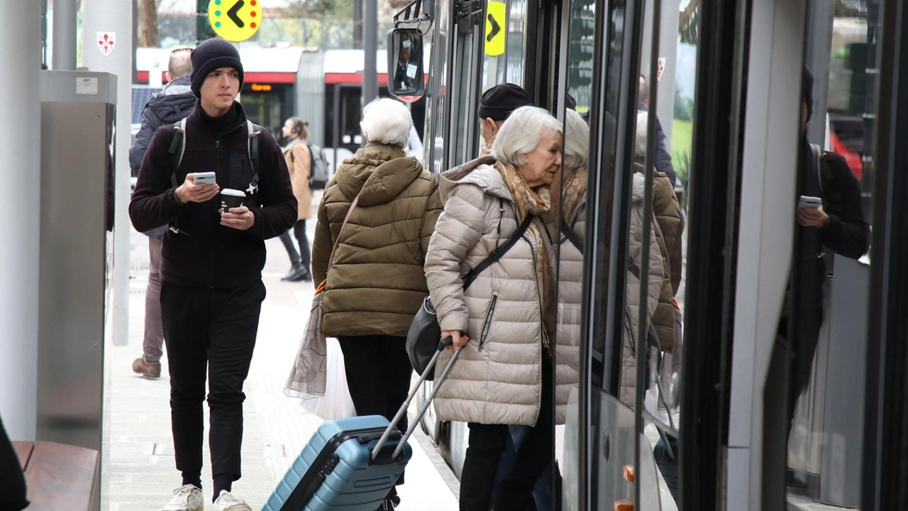 Passeggeri si apprestano a salire su Sirio