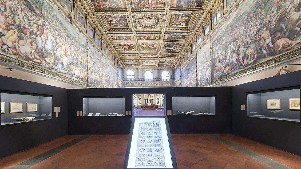 La mostra nel Salone dei Cinquecento di Palazzo Vecchio La mostra nel Salone dei Cinquecento di Palazzo Vecchio