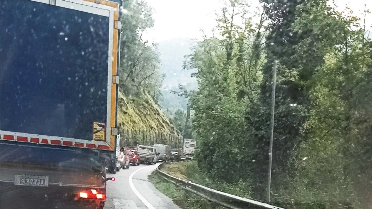 La coda che si è formata dopo l'incidente (foto Borghesi)