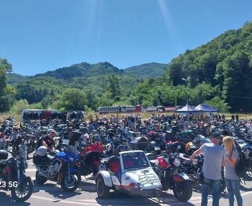 https://www.lanazione.it/image-service/view/acePublic/alias/contentid/ZWI4M2I3MzMtMmRmOC00/0/gramolazzo-oltre-500-bikers-al-motoraduno-dei-laghi.jpeg?f=1.91:1&w=1200