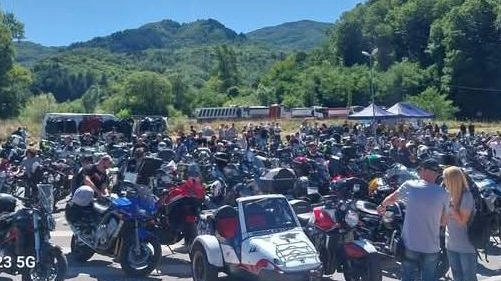 Una veduta d’insieme dei moltissimi partecipanti al Motoraduno dei Laghi della Garfagnana, alla 19ª edizione