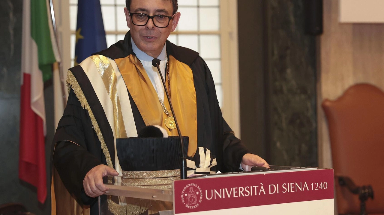 Il rettore Roberto Di Pietra ieri ha consegnato il tòcco a 55 dei 64 docenti e ricercatori entrati in ruolo nell’ultimo anno. Il reclutamento è fatto grazie al Fondo ordinario e alle risorse dei Dipartimenti di eccellenza Il rettore Roberto Di Pietra ieri ha consegnato il tòcco a 55 dei 64 docenti e ricercatori entrati in ruolo nell’ultimo anno. Il reclutamento è fatto grazie al Fondo ordinario e alle risorse dei Dipartimenti di eccellenza