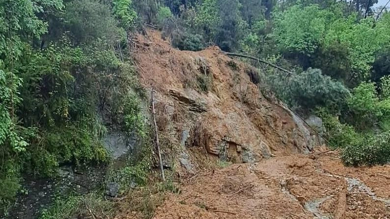 Tecnici dei Comuni al lavoro già dalla notte di giovedì per ripristinare viabilità e condizioni di sicurezza. Anche le zone che furono maggiormente colpite dall’incendio del 2022 hanno retto al muro d’acqua.