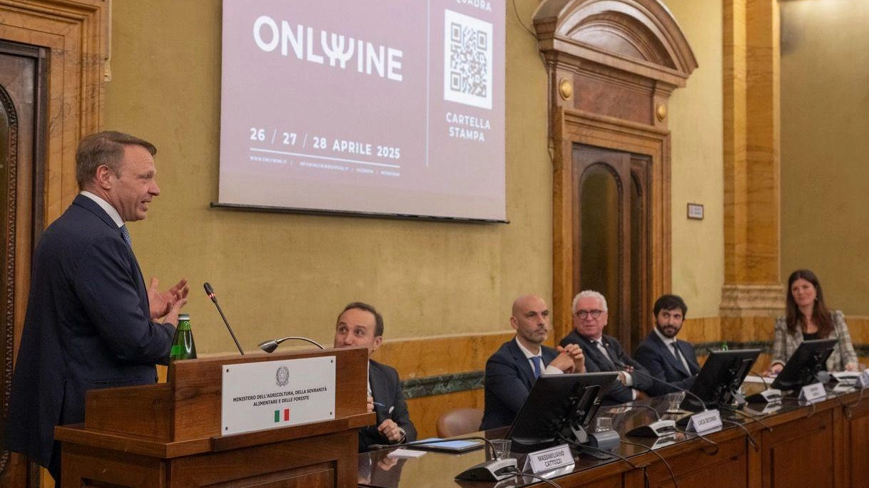 Il ministro Lollobrigida durante la presentazione di Only Wine al ministero