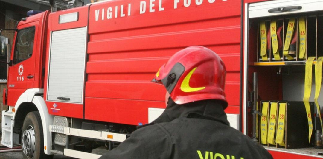 Bambina di 3 anni resta chiusa in auto: la madre aveva perso le chiavi, salvata dai pompieri