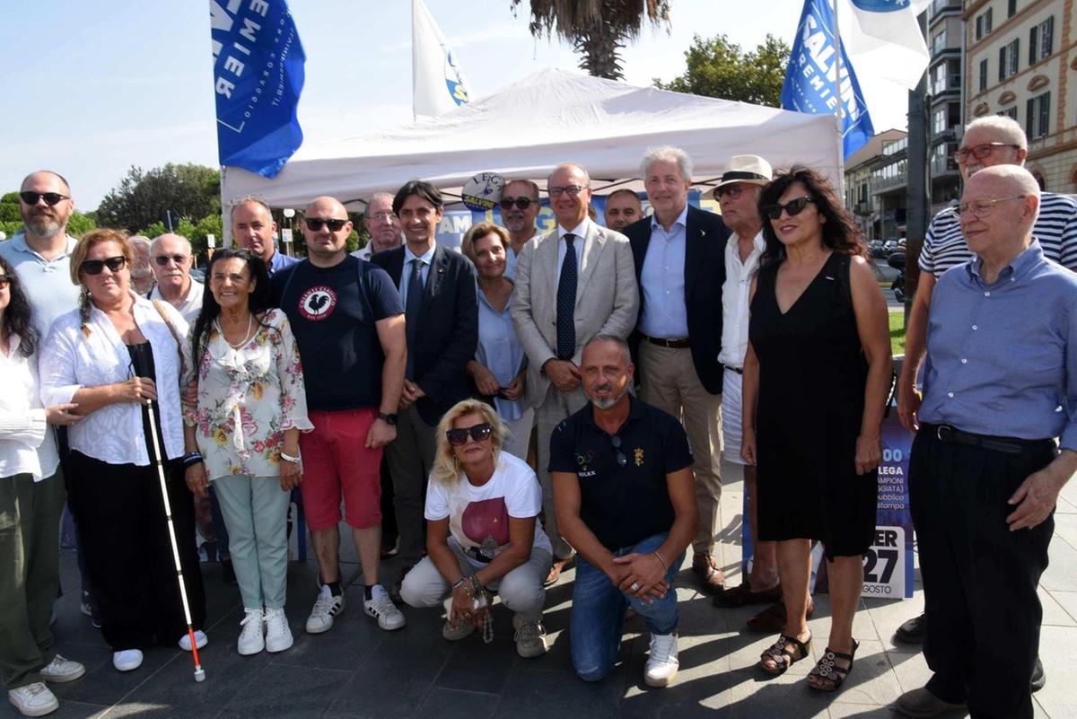 "Meno precariato e più risorse". Valditara visita lo stand della Lega