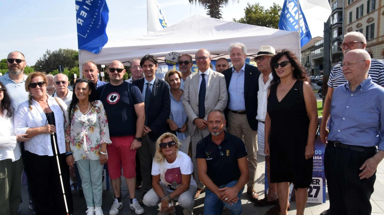 Il ministro dell’istruzione e del merito Giuseppe Valditara è stato in visita al gazebo della Lega allestito in piazza Campioni accolto da molti esponenti territoriali Il ministro dell’istruzione e del merito Giuseppe Valditara è stato in visita al gazebo della Lega allestito in piazza Campioni accolto da molti esponenti territoriali