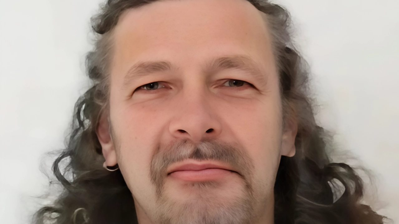 L’artista spezzino Stefano Daveti da diversi anni aveva deciso di ritirarsi in collina ristrutturando un casolare a Marsiona di Villa Minozzo L’artista spezzino Stefano Daveti da diversi anni aveva deciso di ritirarsi in collina ristrutturando un casolare a Marsiona di Villa Minozzo