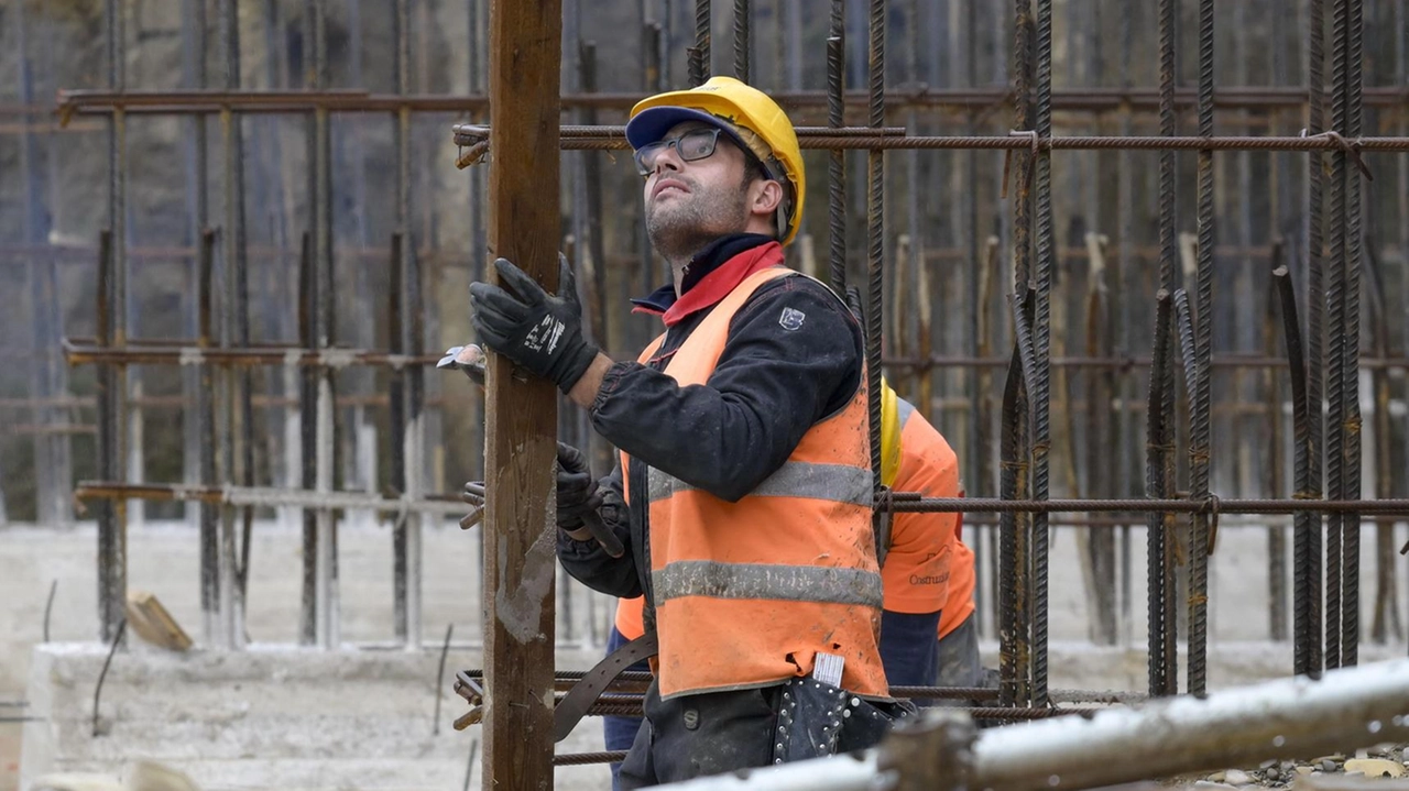 Operai su un cantiere (foto d’archivio) Operai su un cantiere (foto d’archivio)
