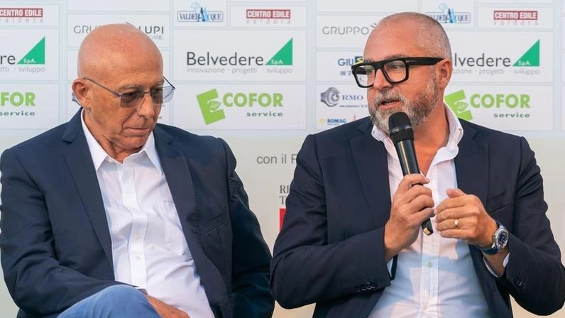 Il sindaco. Macelloni (Peccioli) con il primo cittadino Franconi (Pontedera) Il sindaco. Macelloni (Peccioli) con il primo cittadino Franconi (Pontedera)