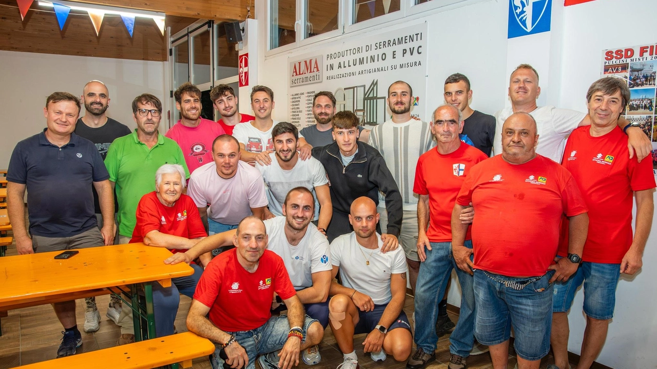 Giocatori, dirigenti e sostenitori del Firenzuola Calcio militante nel campionato di Seconda categoria Giocatori, dirigenti e sostenitori del Firenzuola Calcio militante nel campionato di Seconda categoria