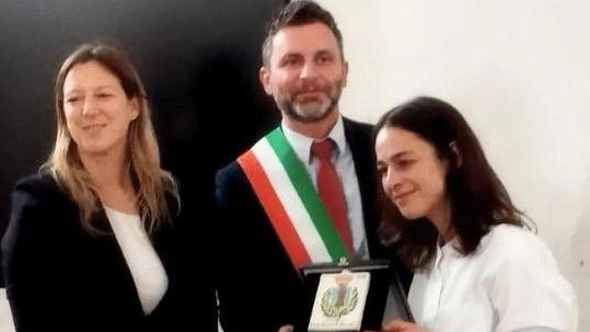 Castiglione, giornalista premiata dal sindaco Castiglione, giornalista premiata dal sindaco