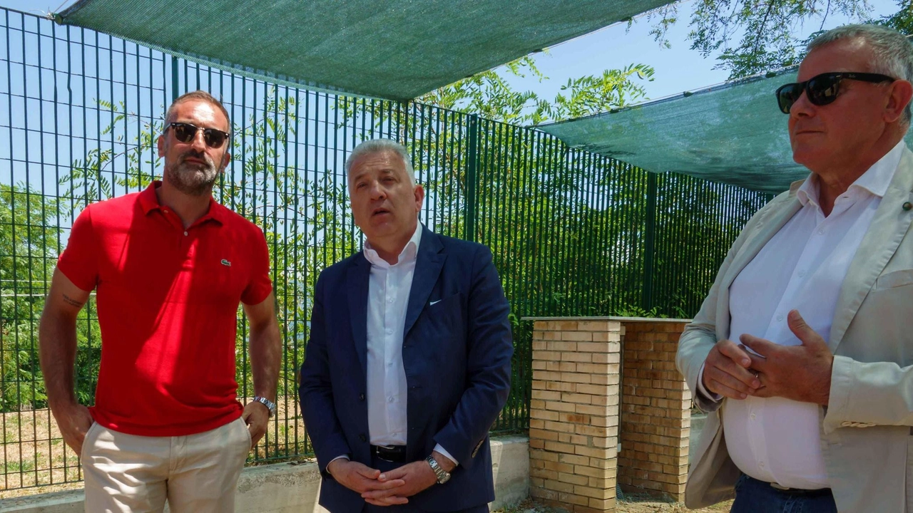 A sinistra, l’area recuperata come era prime e come è oggi; a destra, gli assessori insieme al sindaco A sinistra, l’area recuperata come era prime e come è oggi; a destra, gli assessori insieme al sindaco