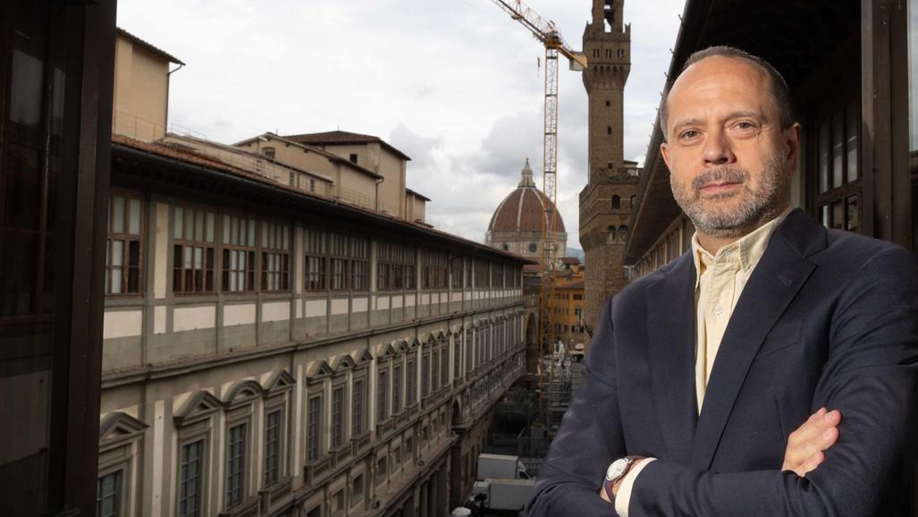 La giraffa di ferro accusata di rovinare il panorama
