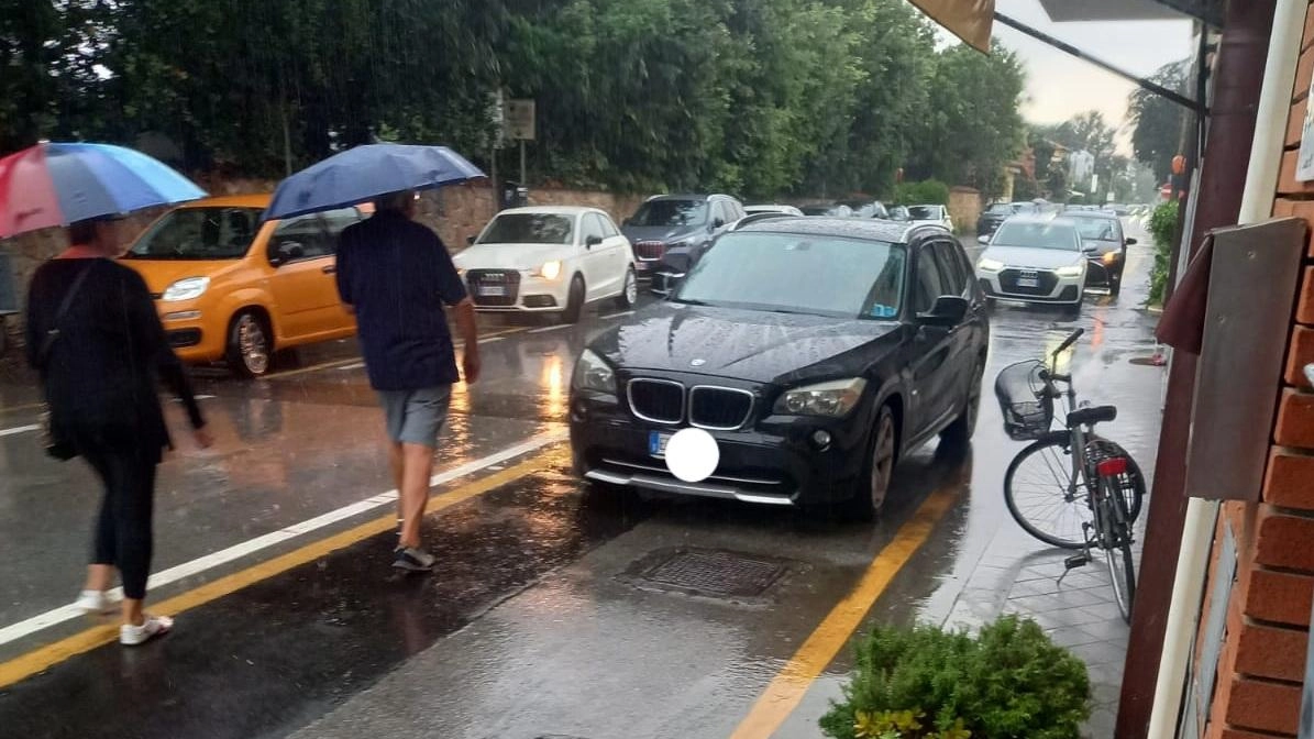 Una delle tante macchine che anche domenica sono state parchreggiate lungo la pista ciclopedonale di via Carducci che collega Fiumetto e Tonfano Una delle tante macchine che anche domenica sono state parchreggiate lungo la pista ciclopedonale di via Carducci che collega Fiumetto e Tonfano