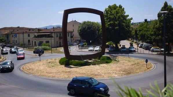 L’installazione dell’opera di Staccioli è avvenuta nella rotatoria del Ponte Ipazia, uno dei nodi viari più strategici del centro urbano L’installazione dell’opera di Staccioli è avvenuta nella rotatoria del Ponte Ipazia, uno dei nodi viari più strategici del centro urbano