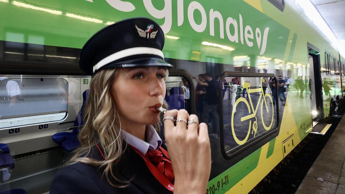 Spazio alla tecnologia. In servizio il ’treno 70’. Con posti bici e telecamere Spazio alla tecnologia. In servizio il ’treno 70’. Con posti bici e telecamere