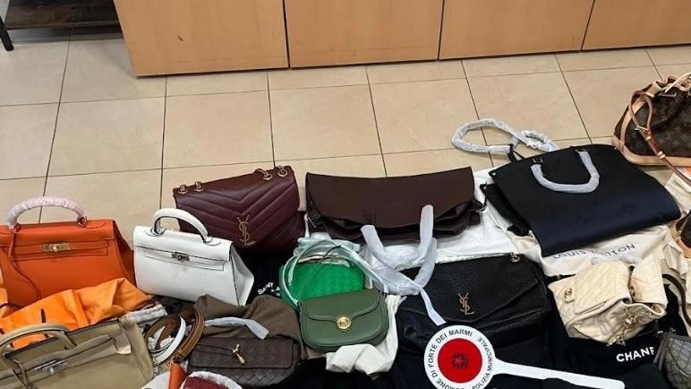 Sequestrati articoli falsificati. Abusivo in fuga