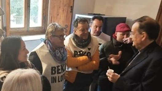 Il cardinale Augusto Paolo Lojudice con la delegazione di lavoratori Beko Il cardinale Augusto Paolo Lojudice con la delegazione di lavoratori Beko