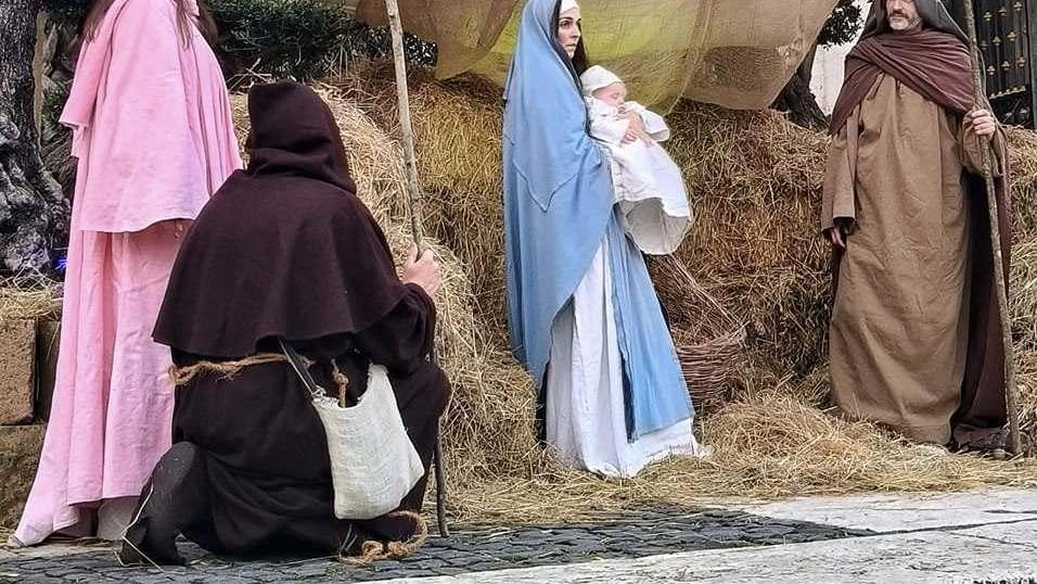 I volontari hanno interpretato la sacra famiglia nella capanna di fronte alla Basilica di Santa Maria Maggiore I volontari hanno interpretato la sacra famiglia nella capanna di fronte alla Basilica di Santa Maria Maggiore