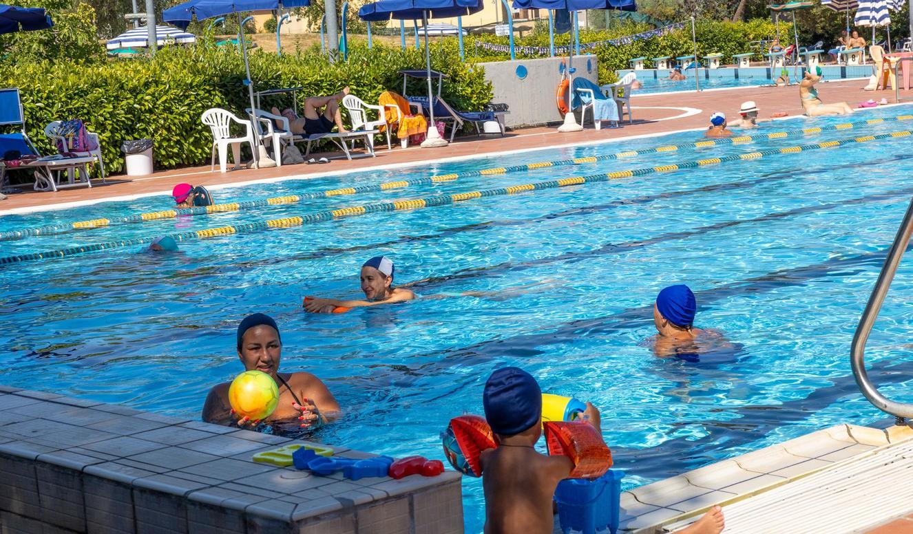 https://www.lanazione.it/image-service/view/acePublic/alias/contentid/ZWJhZDdhZDItNmU3ZS00/0/ancora-scontro-sulla-piscina-il-comune-replica-alla-petizione.jpeg