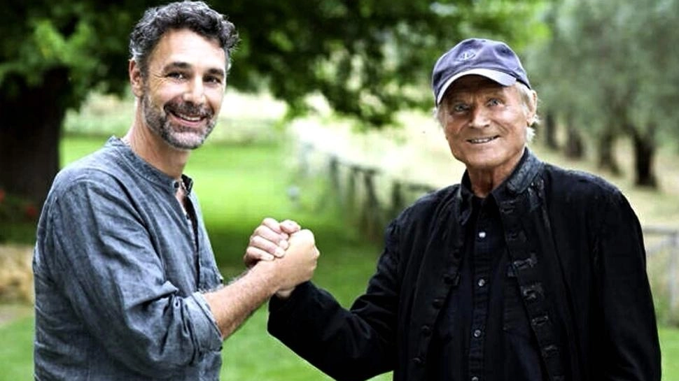 Raoul Bova e Terence Hill: due protagonisti della fortunata serie tv “Don Matteo“, le cui riprese ripartono a Spoleto dall’8 settembre Raoul Bova e Terence Hill: due protagonisti della fortunata serie tv “Don Matteo“, le cui riprese ripartono a Spoleto dall’8 settembre