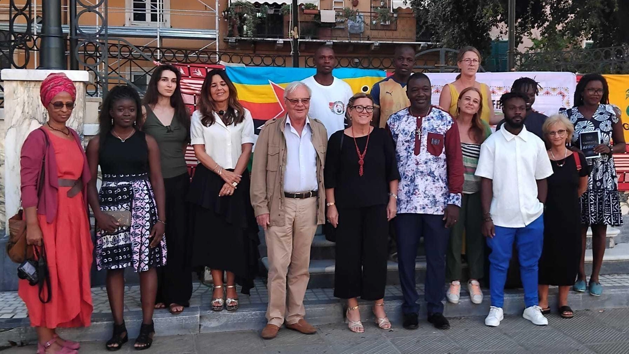 Si svolge da domani a domenica in piazza Gramsci la kermesse multietnica Coinvolti artisti provenienti da tutto il mondo che proporranno allestimenti . Si svolge da domani a domenica in piazza Gramsci la kermesse multietnica Coinvolti artisti provenienti da tutto il mondo che proporranno allestimenti .