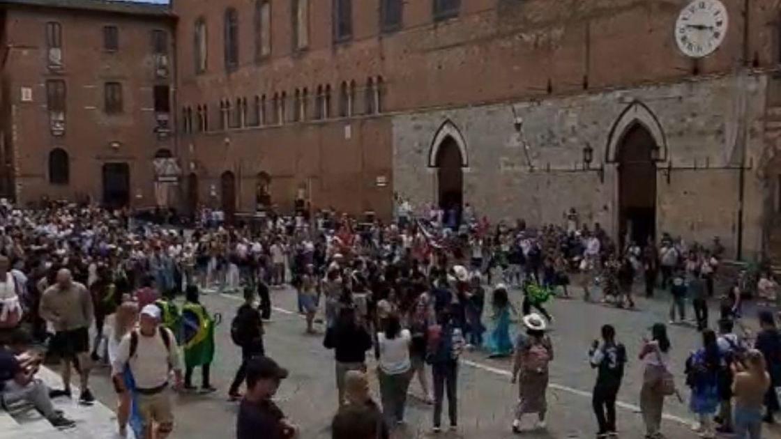 Siena si apre al Giubileo dei giovani. Da tutto il mondo 2.300 ragazzi. Lojudice: "Portatori di speranza" Siena si apre al Giubileo dei giovani. Da tutto il mondo 2.300 ragazzi. Lojudice: "Portatori di speranza"