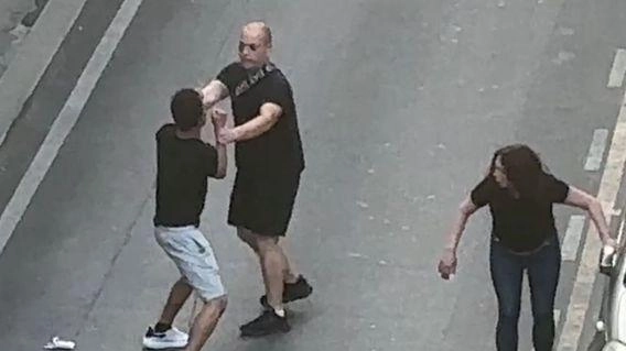 Un momento della rissa andata in scena ieri mattina in via Don Minzoni a pochi passi dal centro della città