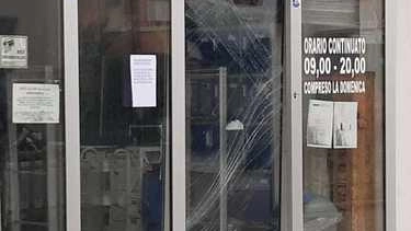 I malviventi hanno sfondato la vetrina dell’ingresso principale. E nel pomeriggio colpo sventato all’Oviesse: un arresto dei carabinieri. I malviventi hanno sfondato la vetrina dell’ingresso principale. E nel pomeriggio colpo sventato all’Oviesse: un arresto dei carabinieri.